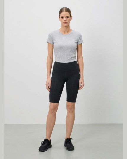 Dollakë të shkurtra të zeza për femra - Model Front