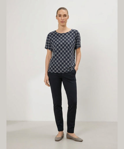 Bluzë e kaltër e errët me print minimal për Femra - Model Front
