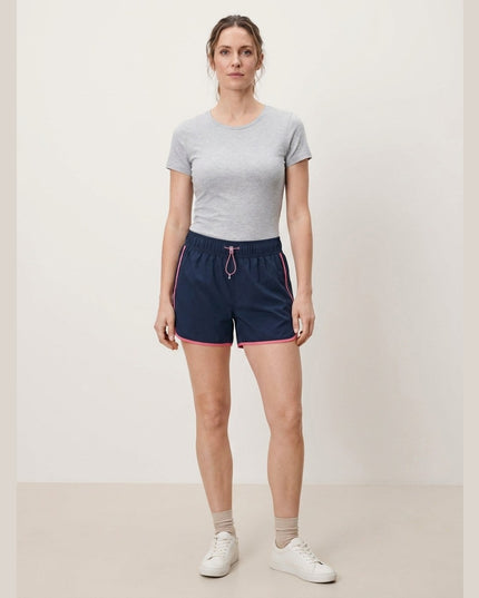 Pantallona të shkurtra plazhi të kaltër të errët me aksente rozë për Femra - Model Front