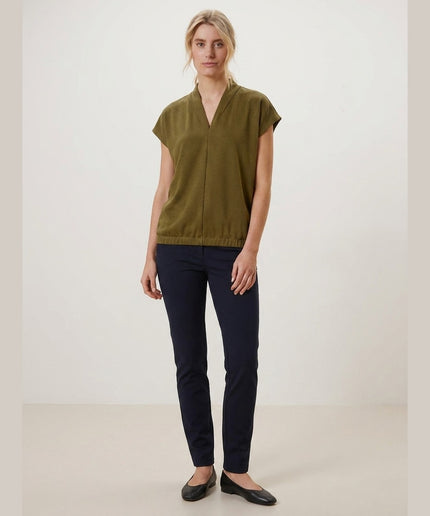 Bluzë me jakë V ngjyrë ulliri për Femra - Model Front