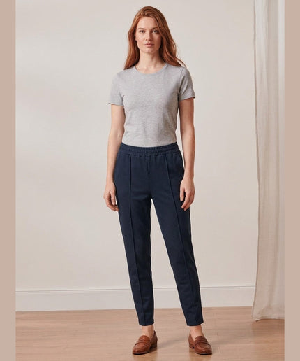 Pantallona jogger të kaltër të errët për Femra - Model Front