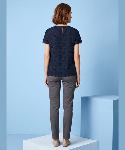 Bluzë me qëndisje me vrima e kaltër e mbyllur për Femra - Model Back