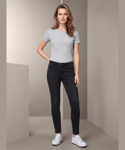 Xhinse skinny të zeza për femra - Model Front