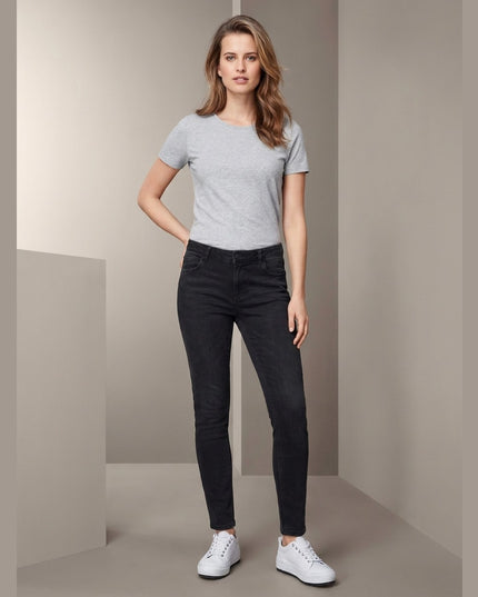 Xhinse skinny të zeza për femra - Model Front