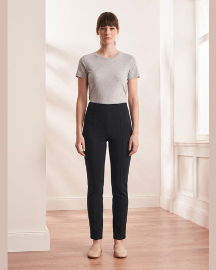 Pantallona stretch të zeza për femra - Model Front