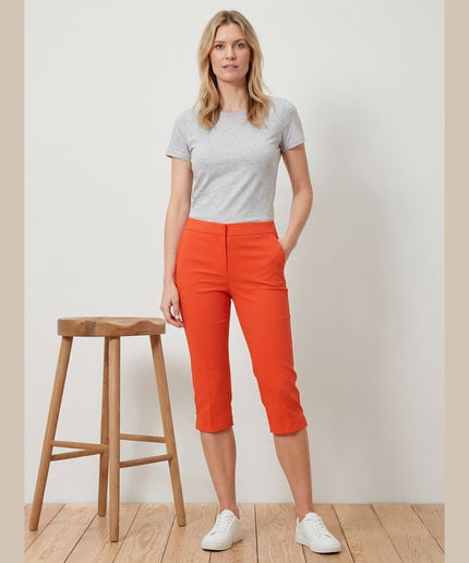 Pantallona 3/4 stretch portokalli për femra - Model Front