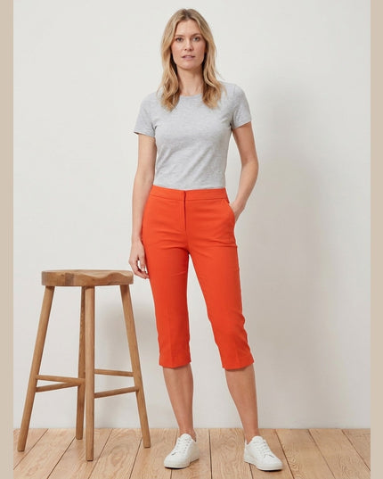 Pantallona 3/4 stretch portokalli për femra - Model Front