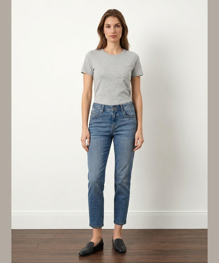 Xhinse Slim-Fit Midblue Denim për Femra - Model Front