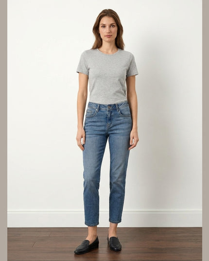 Xhinse Slim-Fit Midblue Denim për Femra - Model Front
