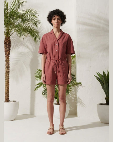 Jumpsuit i shkurtër Kafe e kuqërremtë për Femra - Model Front