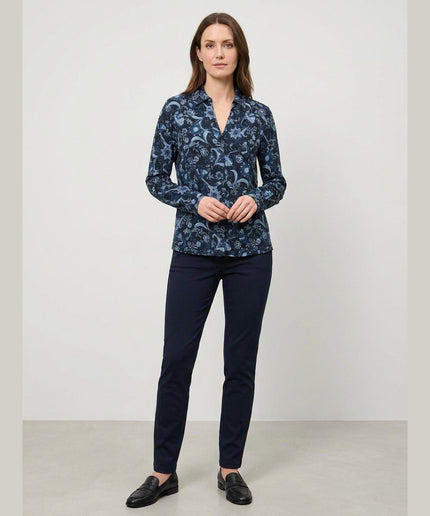 Bluzë këmishë e kaltër e mbyllur me print për Femra - Model Front