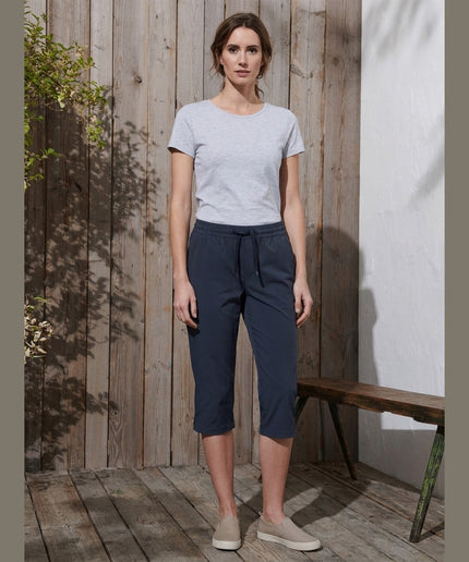 Pantallona Kapri të kaltër të errët për Femra - Model Front
