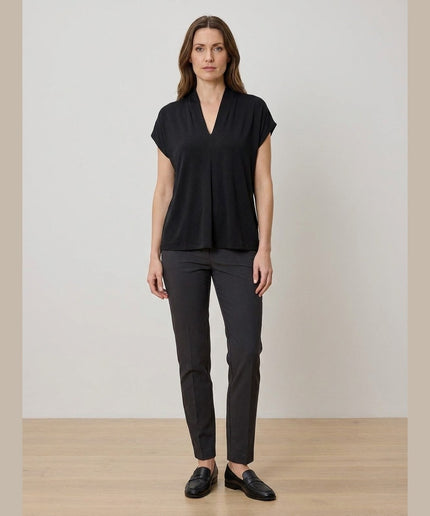 Bluzë me jakë V e zezë për Femra - Model Front