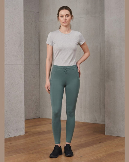 Dollakë termo jeshile salvie për femra - Model Front