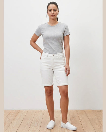 Shorts denim krem për femra - Model Front