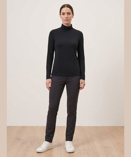 Maicë me jakë golf e zezë për Femra - Model Front