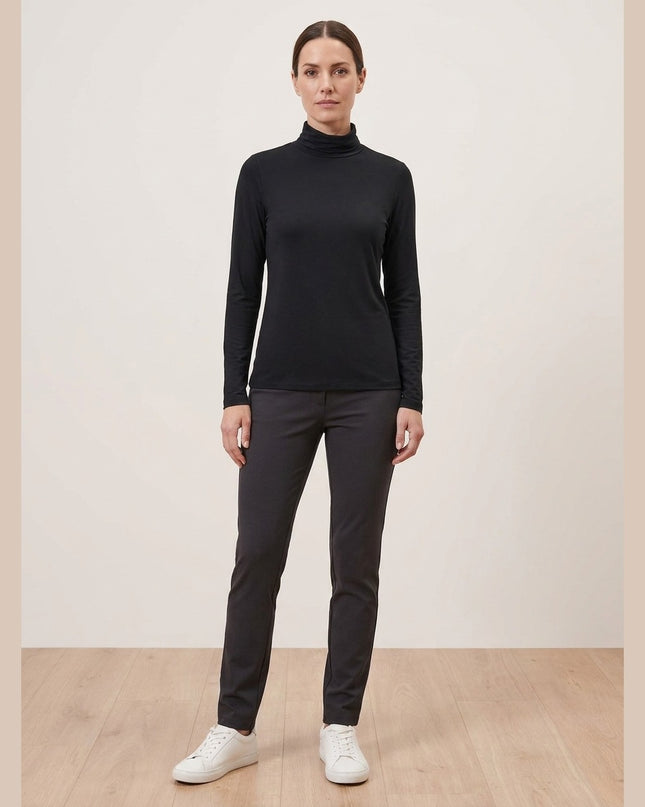 Maicë me jakë golf e zezë për Femra - Model Front