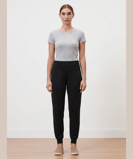 Pantallona joga të zeza për Femra - Model Front