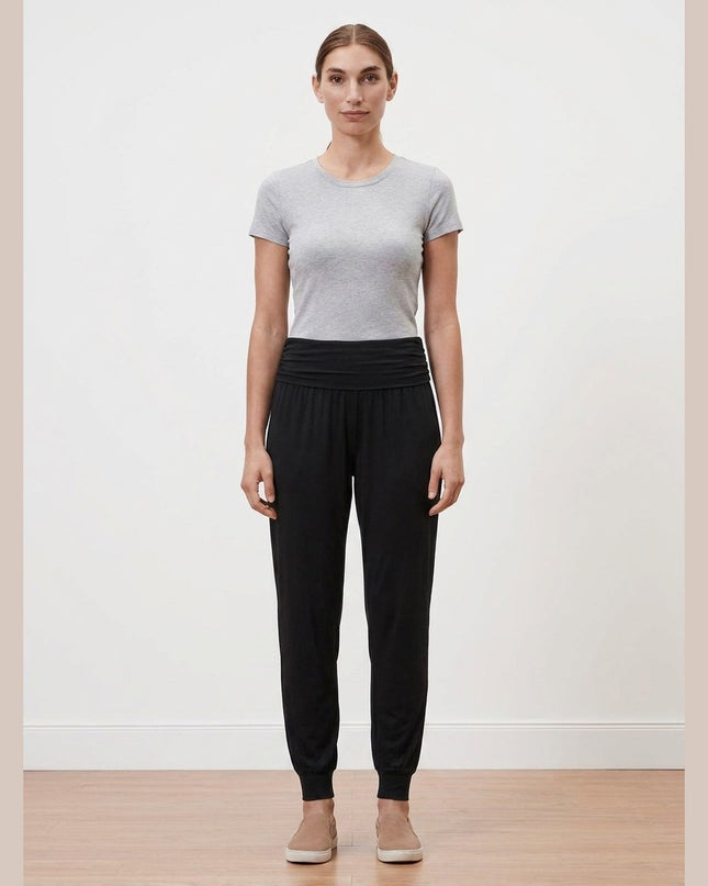 Pantallona joga të zeza për Femra - Model Front