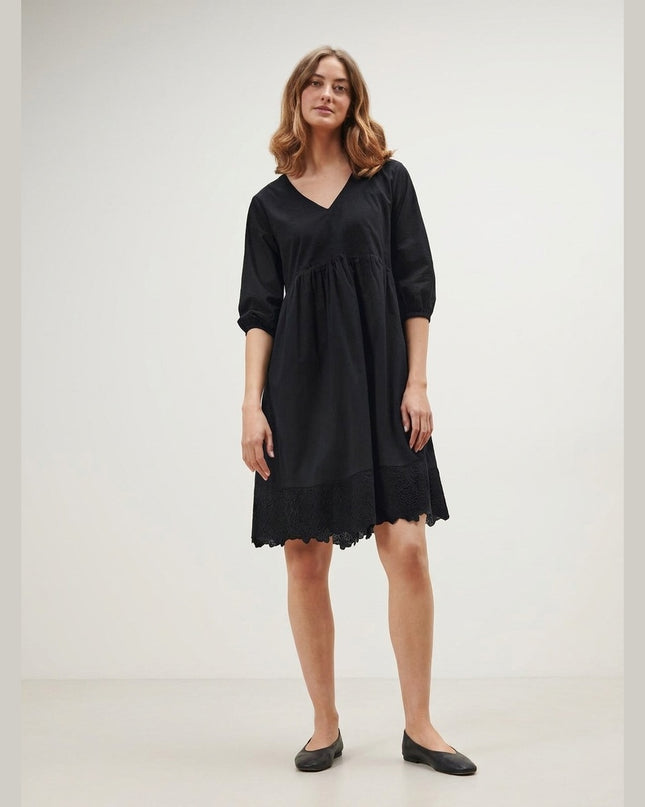 Fustan me qëndisje i zi për Femra - Model Front