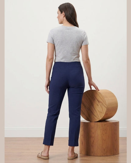 Pantallona dunkelblau - model back
