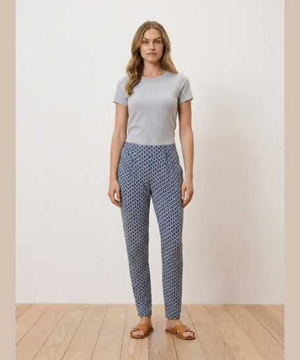 Pantallona xhersi të bardhë me print të kaltër për Femra - Model Front