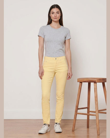 Xhinse Slim Fit të Verdha për Femra - Model Front
