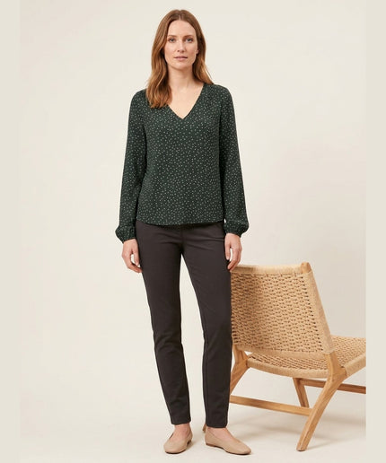 Bluzë këmishë e gjelbër e mbyllur me pika krem për Femra - Model Front