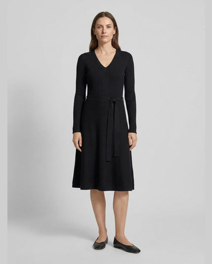 Fustan thurje i zi për Femra - Model Front