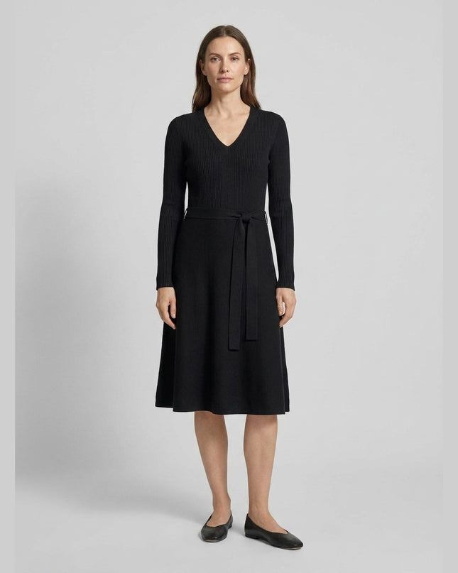 Fustan thurje i zi për Femra - Model Front