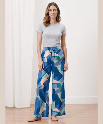 Pantallona relax me print blu-gjelbër për Femra - Model Front