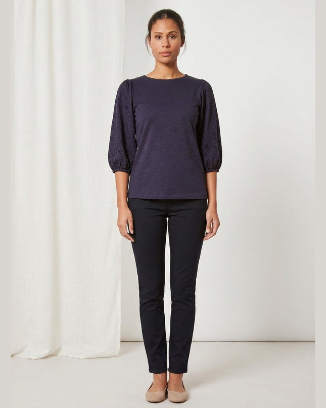 Maicë me qëndisje me vrima e kaltër e errët për Femra - Model Front