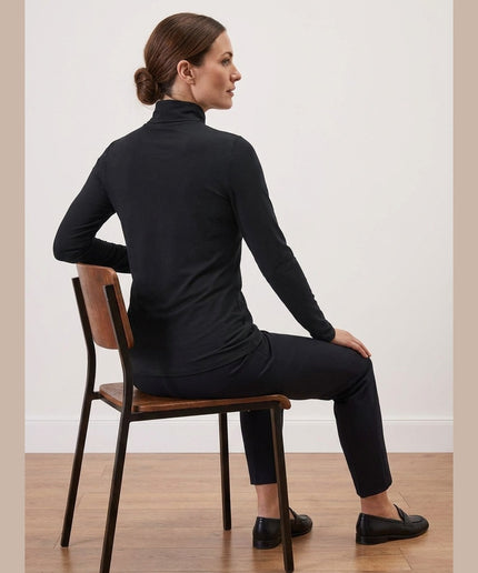 Maicë me jakë golf e zezë për Femra - Model Back