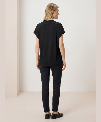 Bluzë me jakë V e zezë për Femra - Model Back