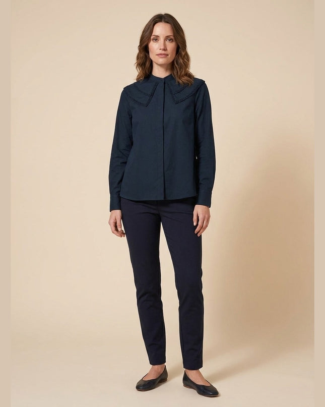 Këmishë me jakë me volan e kaltër e mbyllur për Femra - Model Front