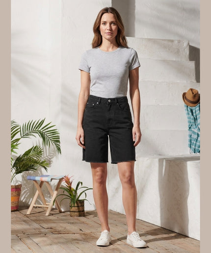 Shorts Bermuda të zeza për Femra - Model Front