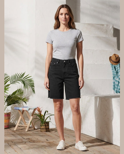 Shorts Bermuda të zeza për Femra - Model Front