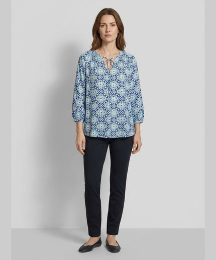 Bluzë tunikë e bardhë me print të kaltër për Femra - Model Front